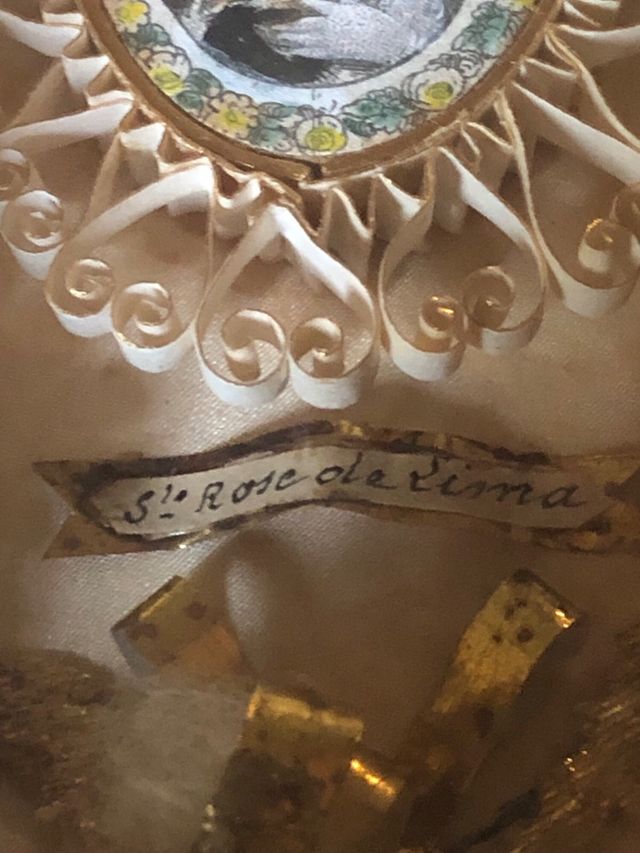 Marco de devoción con imagen religiosa