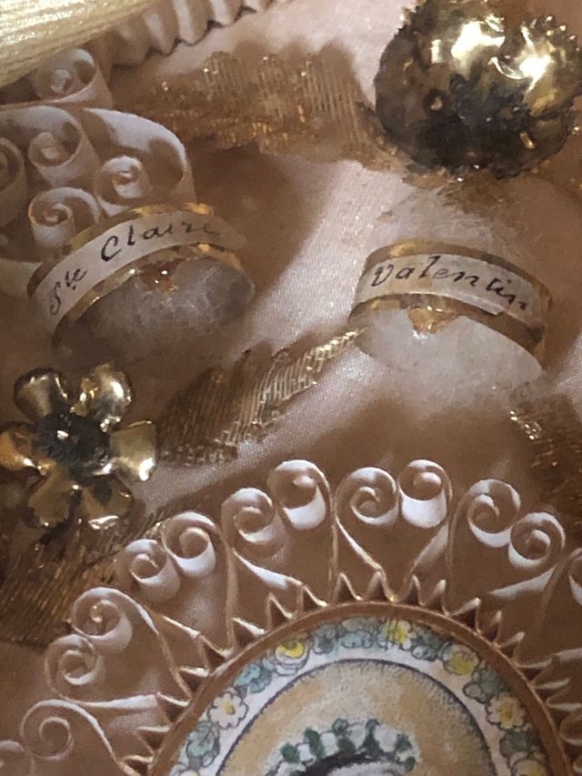 Marco de devoción con imagen religiosa