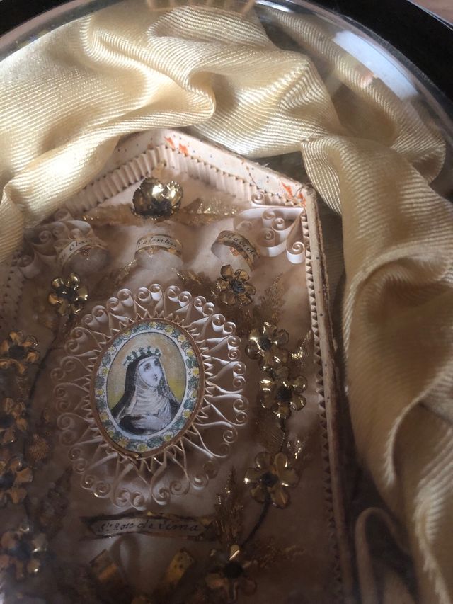 Marco de devoción con imagen religiosa