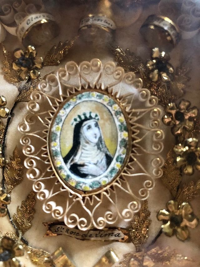 Marco de devoción con imagen religiosa