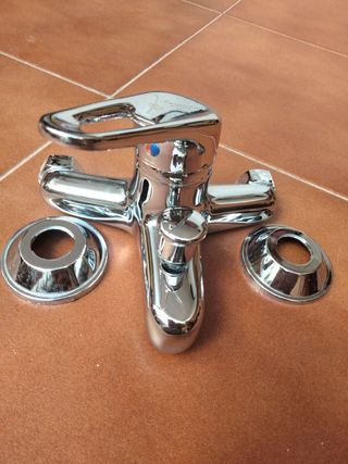 Grifo de bañera plateado