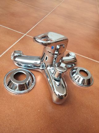 Grifo de bañera plateado
