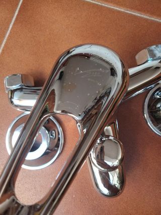 Grifo de bañera plateado