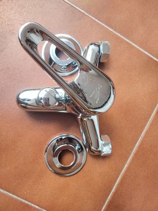 Grifo de bañera plateado