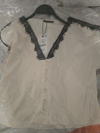 Camisa beige con encaje negro talla L