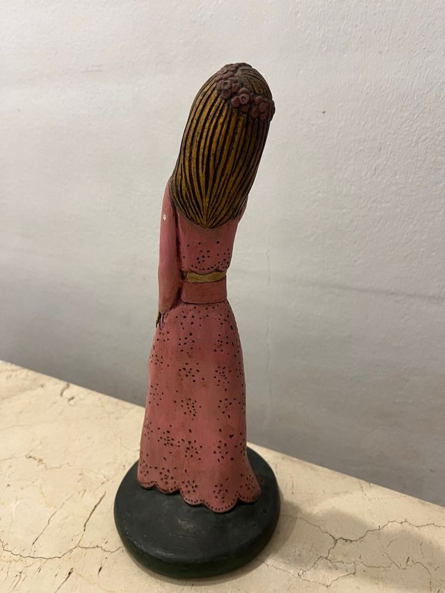 Figura cerámica mujer rosa y dorada