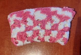 Monedero rosa y blanco tejido