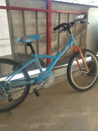 Bicicleta infantil azul y naranja