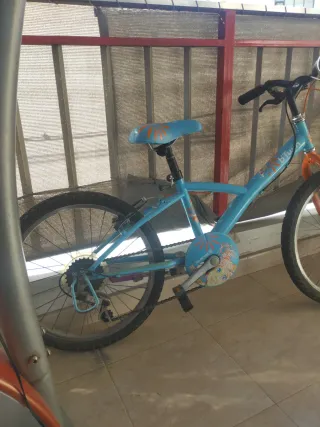 Bicicleta infantil azul y naranja