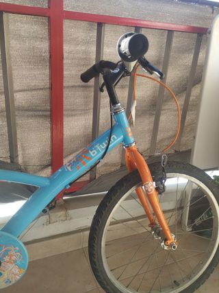 Bicicleta infantil azul y naranja