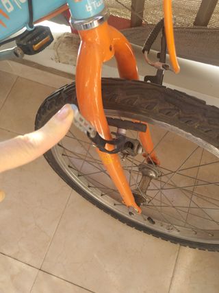 Bicicleta infantil azul y naranja