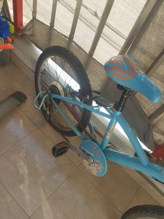 Bicicleta infantil azul y naranja