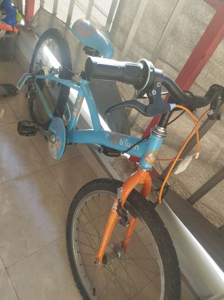 Bicicleta infantil azul y naranja
