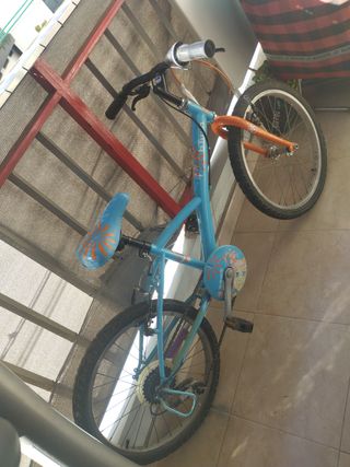Bicicleta infantil azul y naranja