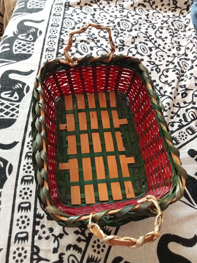 Cesta de mimbre y bambú verde y roja