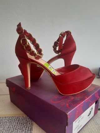 Zapatos de tacón rojos y dorados talla 36