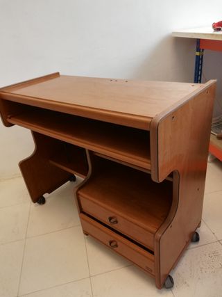 Escritorio madera nogal con ruedas