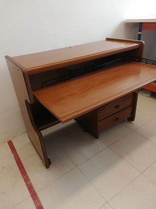 Escritorio madera nogal con ruedas