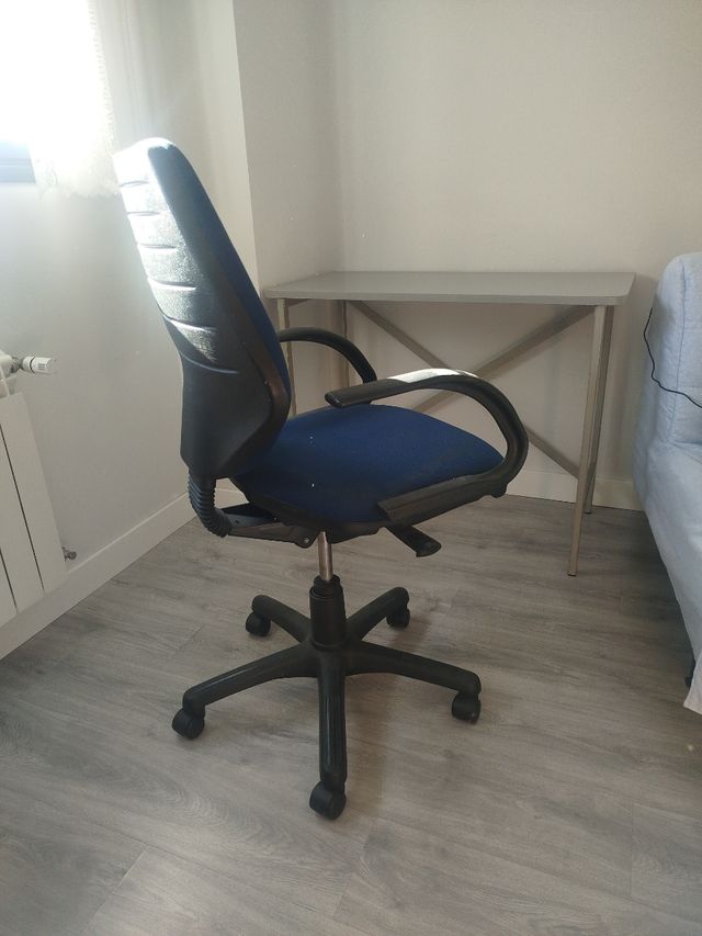 Mesa y silla de escritorio
