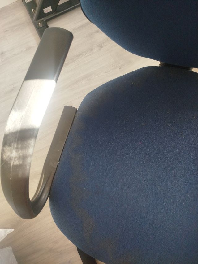 Mesa y silla de escritorio