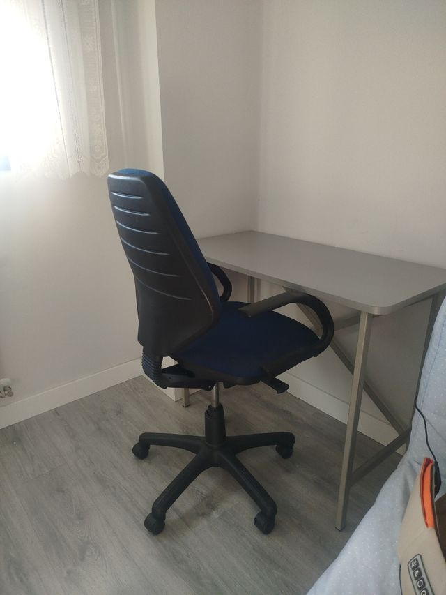Mesa y silla de escritorio