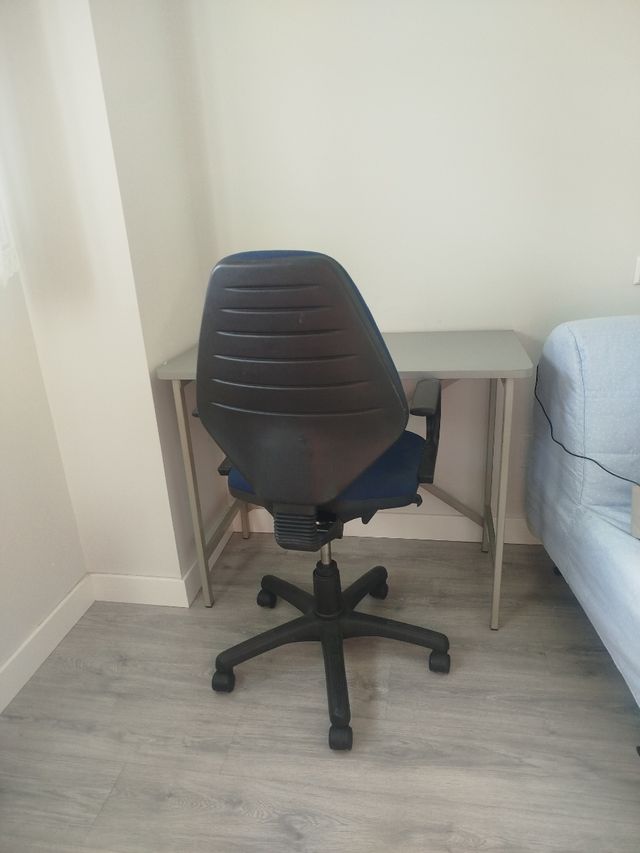 Mesa y silla de escritorio