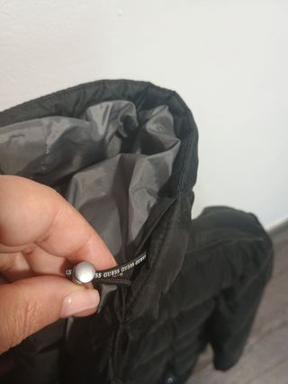 Chaqueta plumífero Guess negra