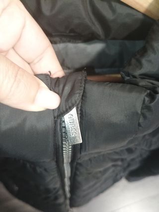 Chaqueta plumífero Guess negra