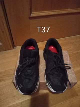 Zapatillas T38 Azul y Rojo