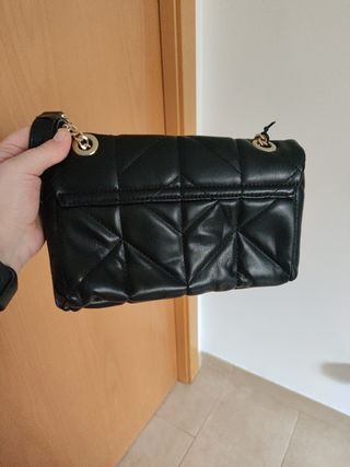 Bolso Negro Parfois Acolchado Cadena Dorada