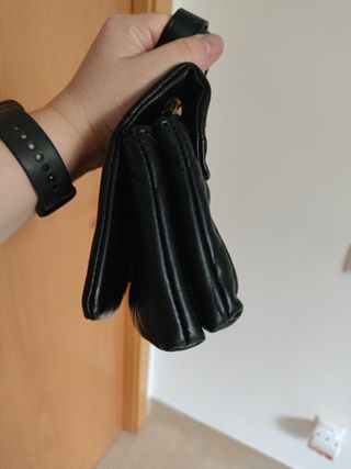 Bolso Negro Parfois Acolchado Cadena Dorada