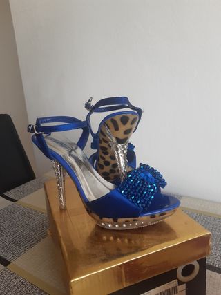 Zapatos de tacón azules con estampado animal