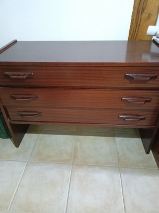 Cómoda de madera marrón