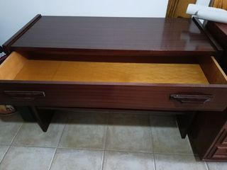 Cómoda de madera marrón