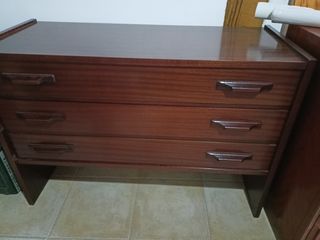 Cómoda de madera marrón