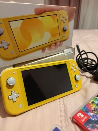 Nintendo Switch Lite Amarilla y Negra