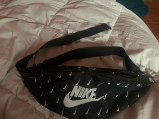 Riñonera Nike Negra y Blanca