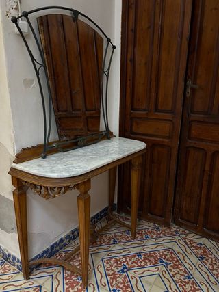 Recibidor de madera con mármol y espejo