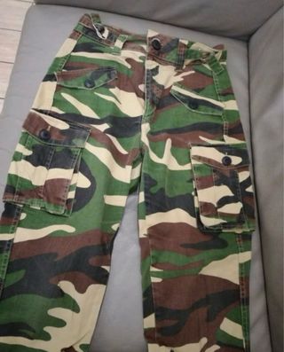 Pantalón cargo camuflaje Bershka