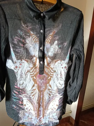 Blusa gasa negra manga larga estampado