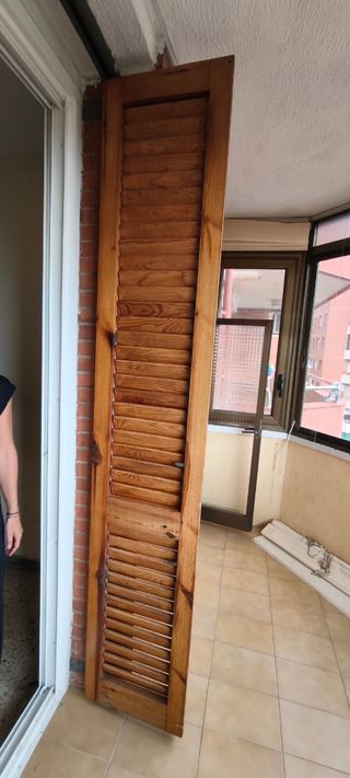 Puerta de terraza de madera maciza.

