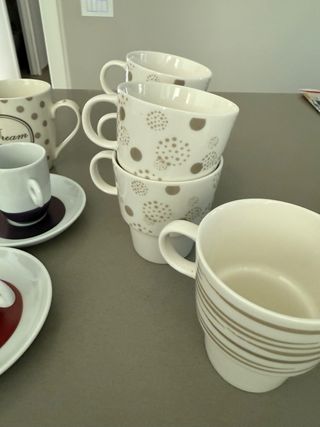 Set misto tazze e tazzine di ceramica 
