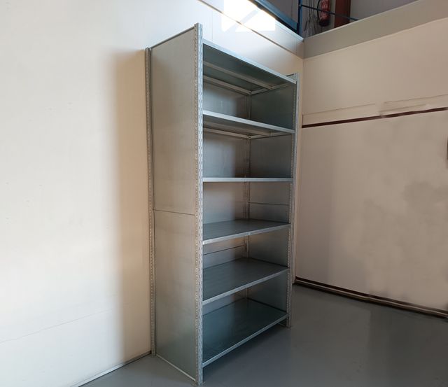 Estantería metálica con separadores