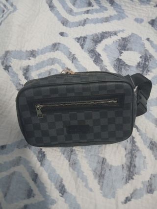 Riñonera Louis Vuitton negra 

