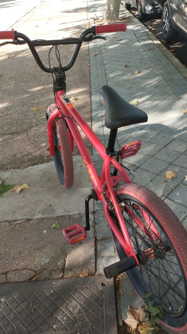 URGE : bicicleta BMX Btwin WIPE 20" :)