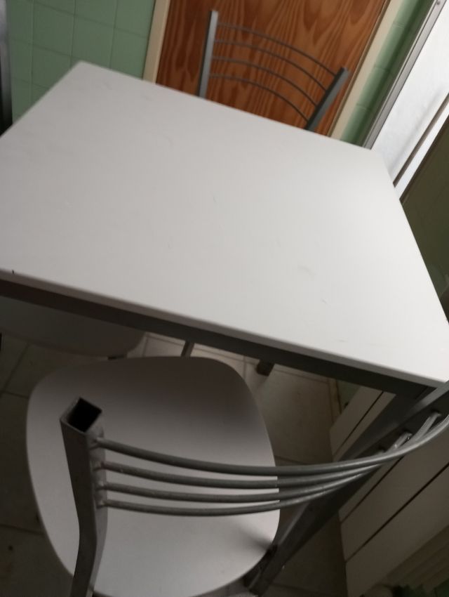 Mesa de cocina y 3 sillas. Pontevedra.