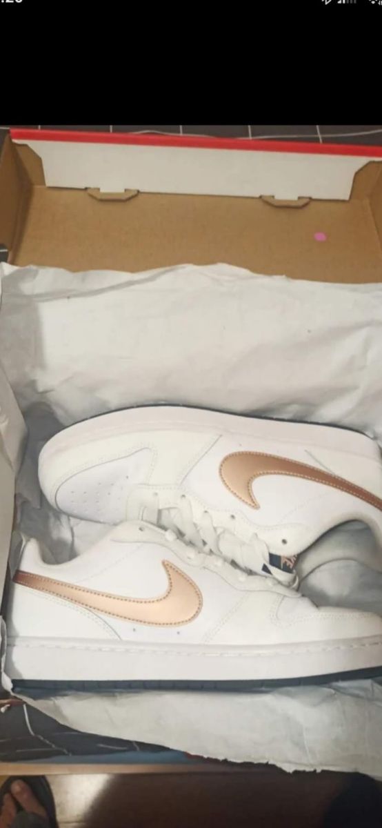 Nike Court Borough Low Blancas y Doradas