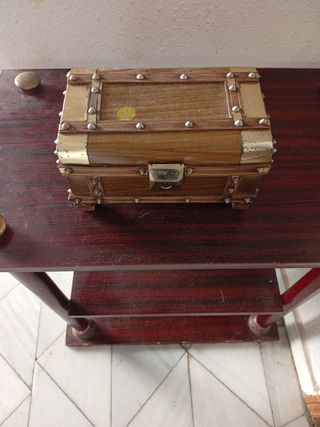 Joyero dorado con adornos metálicos