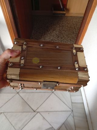 Joyero dorado con adornos metálicos