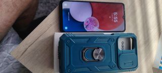 Samsung Galaxy A13 con funda protectora